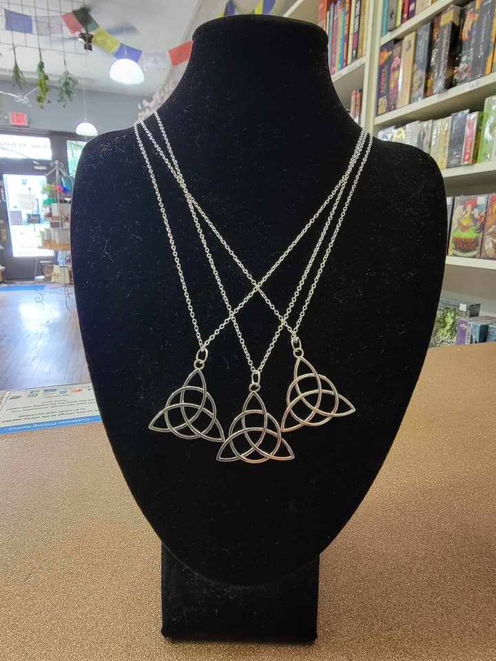 Collar con colgante de triquetra celta para venta al por mayor de Mystical Roots