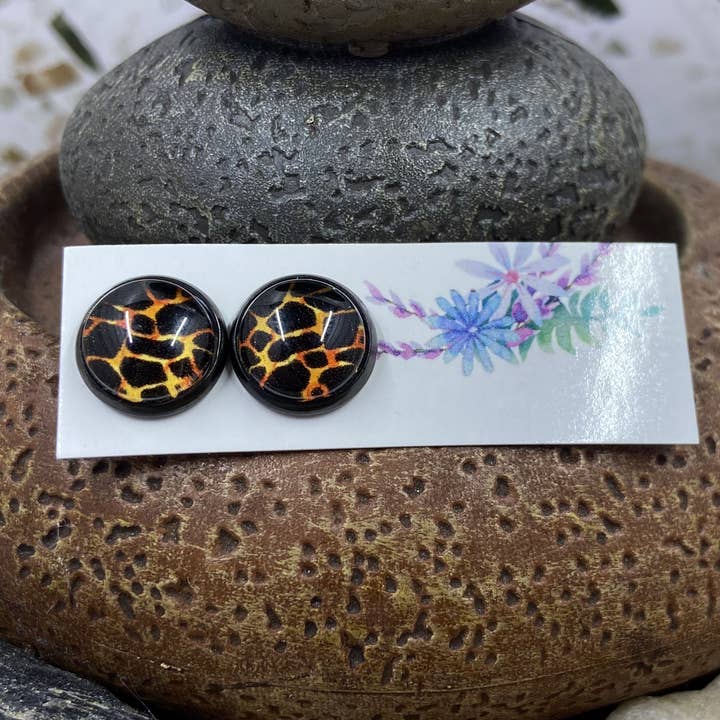 Clous d'oreilles à imprimé girafe foncé pour la vente par Only Once Originals