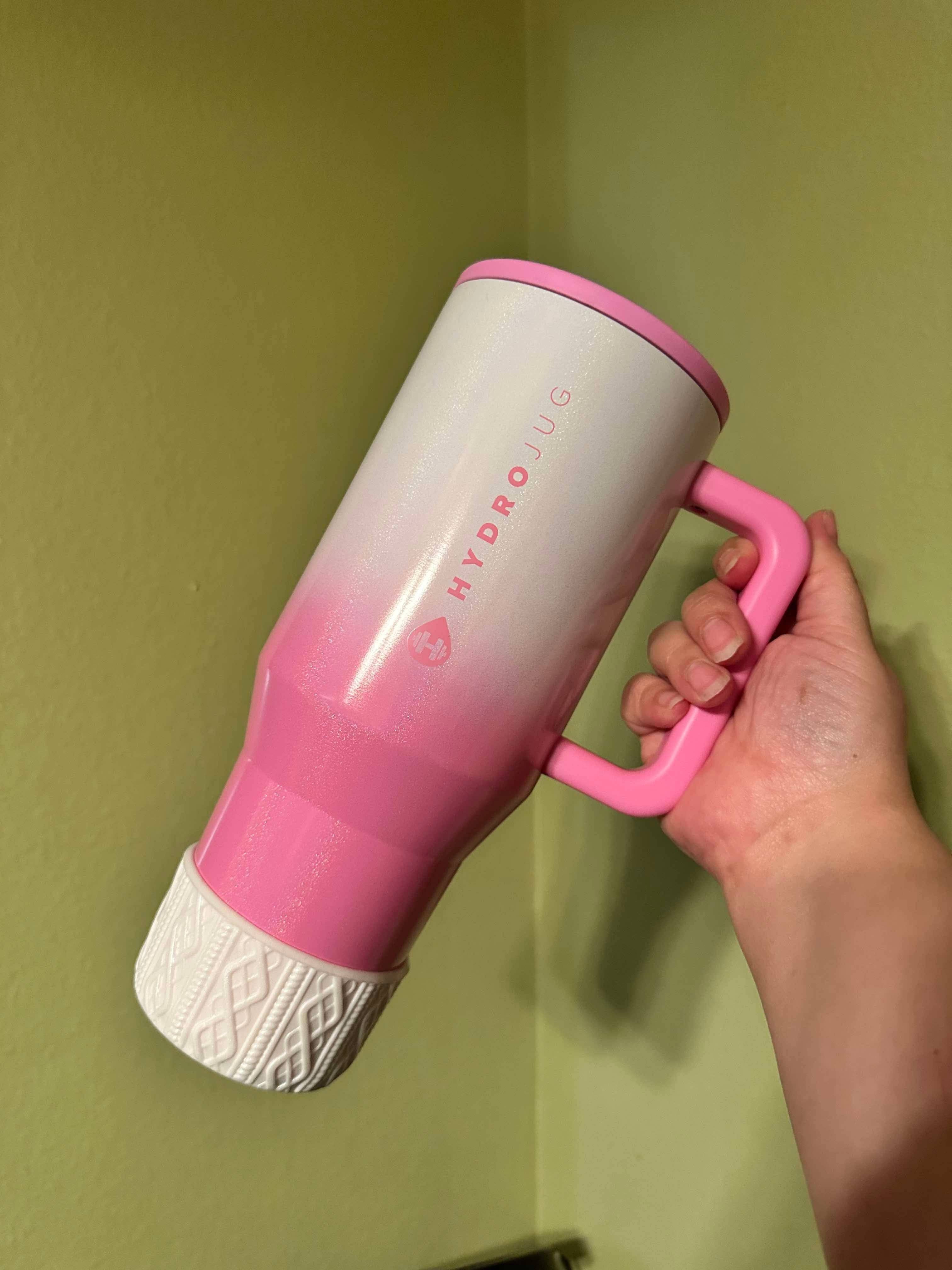 Olive Lane Accessories – Großhandel Getränkemanschetten & -Koozies – Weißer SHIMMER-SWEATER Silikonbecher-Stiefel3