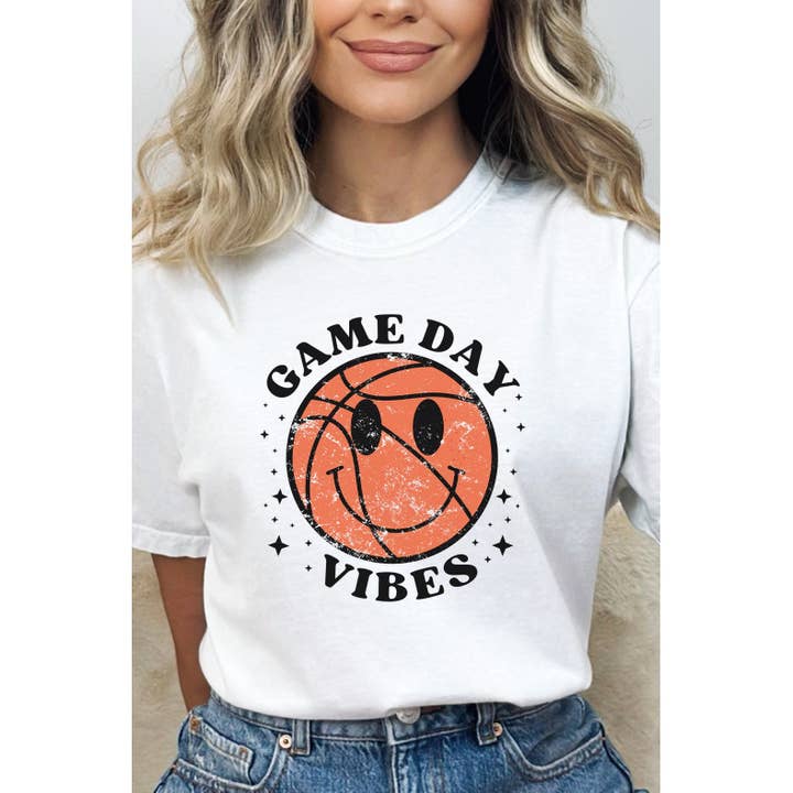 B Ball Game Day Vibes T-shirt met comfortabele kleuren en grafisch ontwerp voor wholesale door Kissed Apparel