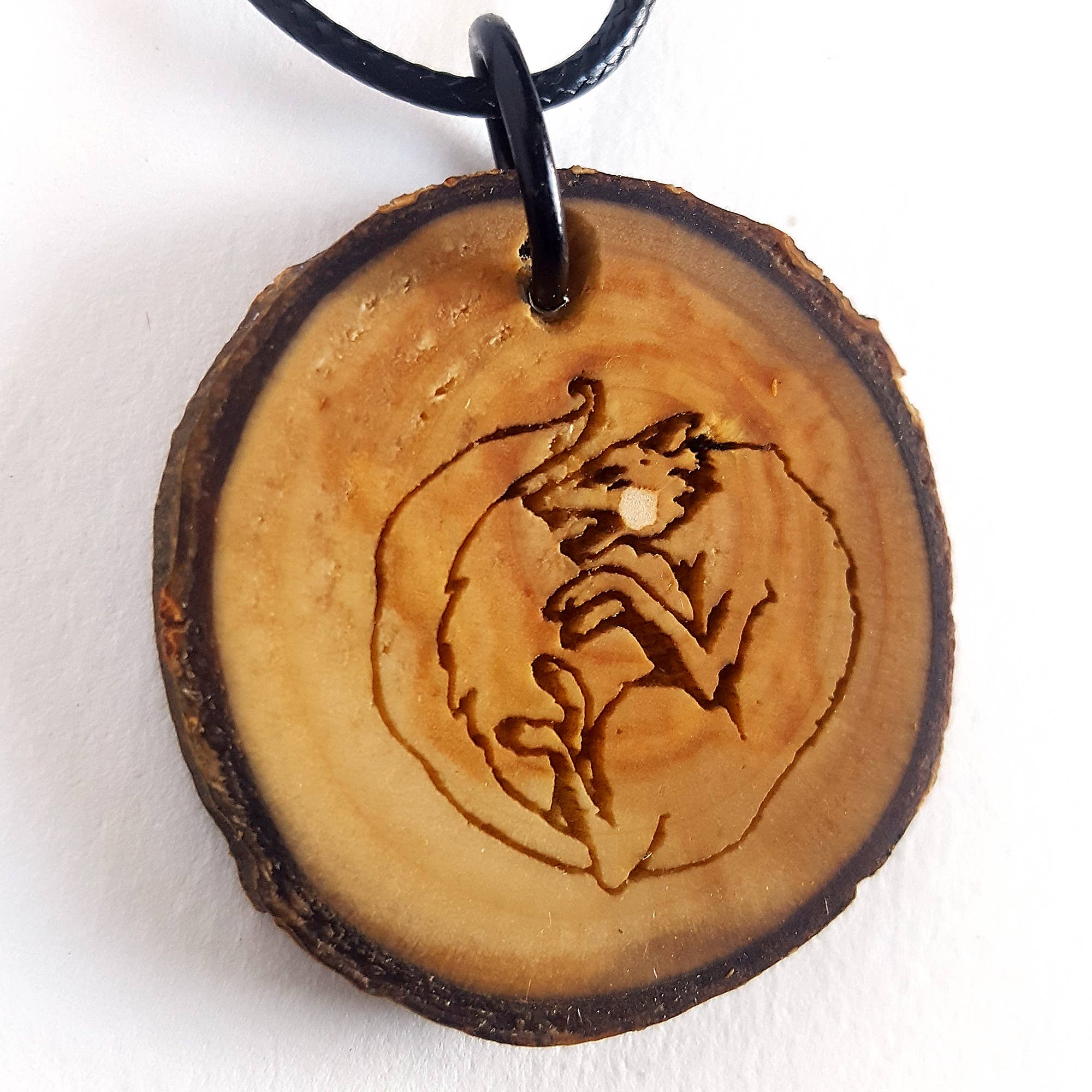Lyoncraft – Colar pingente/pendente por atacado – Colar de pingente de madeira de lobo pulando, fatia de árvore natural7