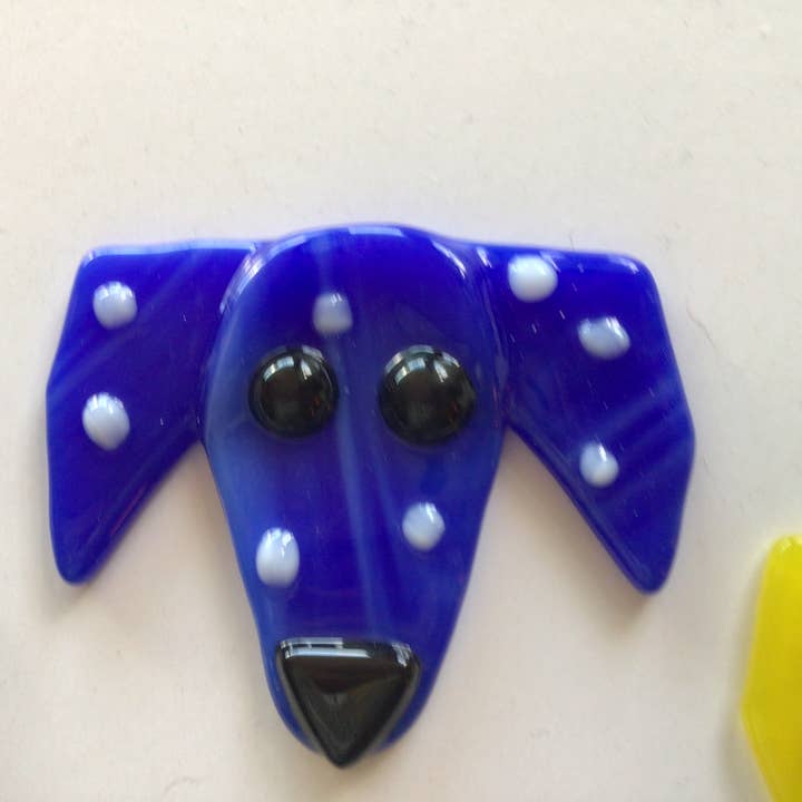 Colori assortiti di blu, gialli, aquas, nero, bianco e verde. Addobbo natalizio in vetro con cane in vendita all'ingrosso su Faire3