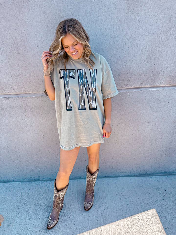 Camiseta TN Camo-color arena para venta al por mayor de Wicker Road Boutique