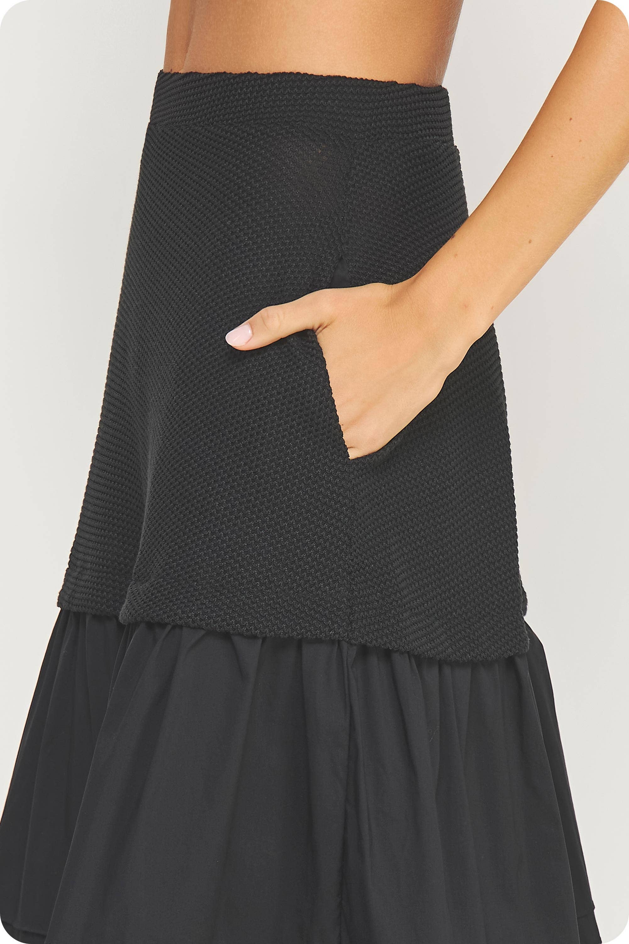 Strut & Bolt – wholesale Kjol - Dam – Pintuck-mixad midi-kjol i olika material10