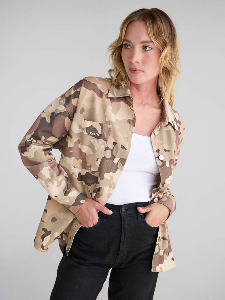 Quelle amie en Jésus Camo Shacket pour la vente par Elevated Faith