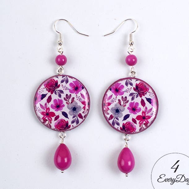 Handmade earrings in wood and resin with fuchsia and gray flowers for wholesale by 4everyday Handmade