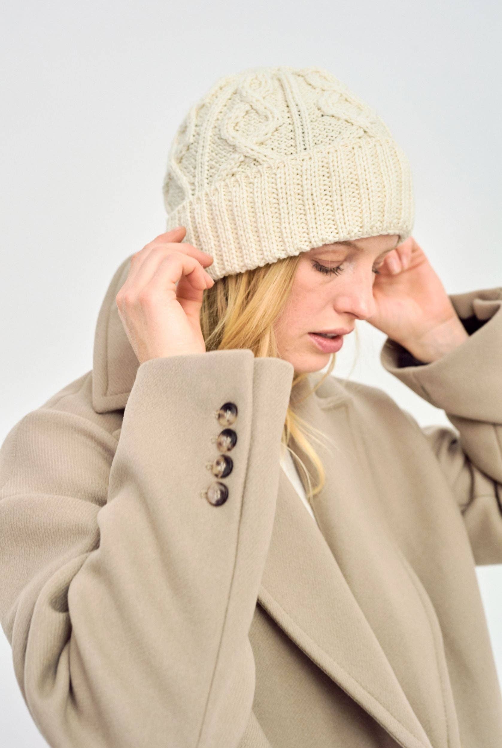 Aran Woollen Mills – Großhandel Beanie – Damen – Mulranny Aran Mütze mit Rautenmuster – Creme