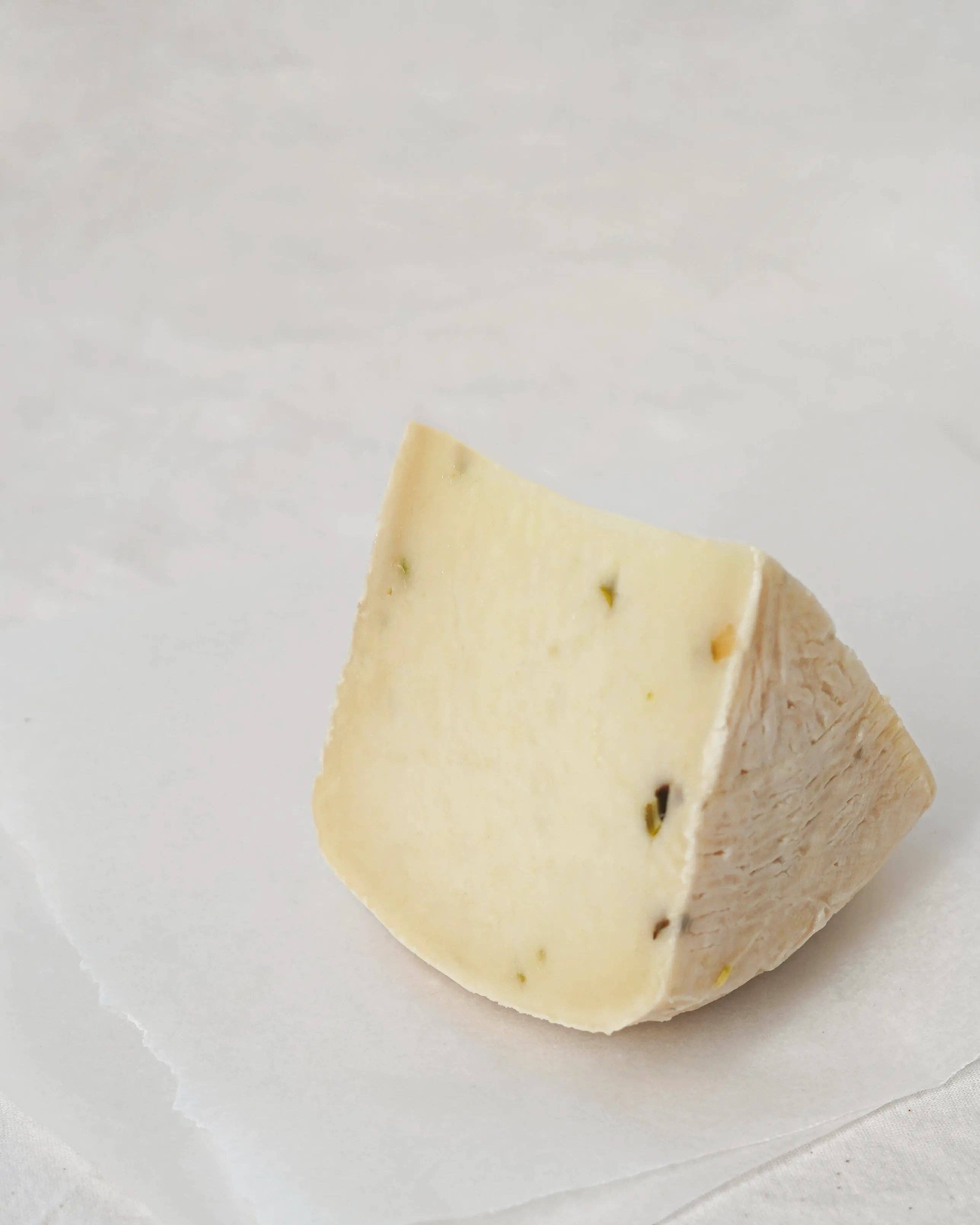 OLIO DI SERRA - Wholesale Cheese - Pecorino with pistachio - Pecorino made from Gargano sheep's milk with pistachio (1.9kg)2