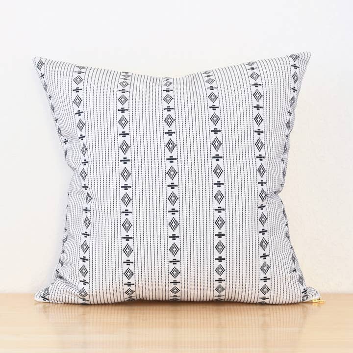 Sierkussen van naturel canvas | Zwart+Wit voor wholesale door Good Company Wares