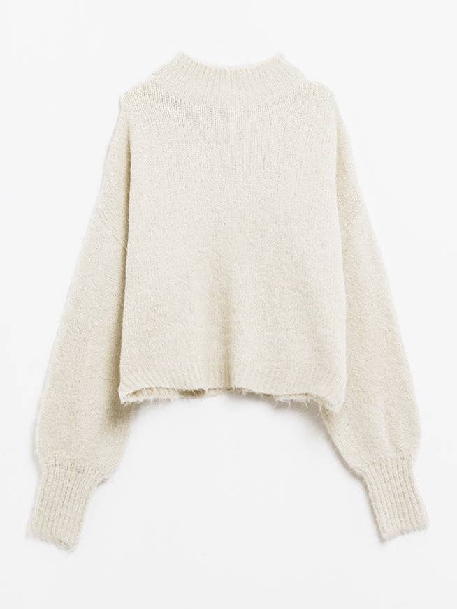 Beige Pull beige duveteux avec col montant et manches ballon en vente sur Faire0