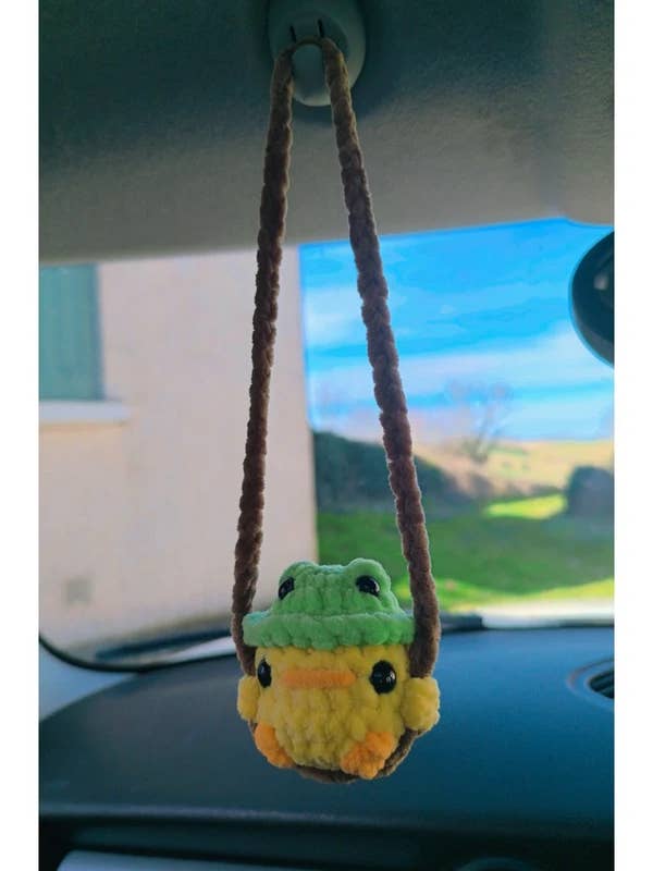 Svingende frøhat kylling for engroshandel hos Briars Crochet Crafts