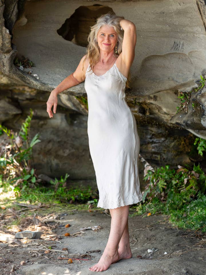 Marilyn Seidensatin Slip Elfenbein Lang für den Großhandel von TABOO FASHION