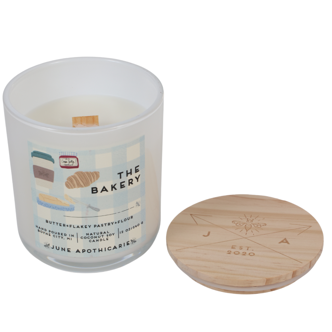 June Apothicarie - Wholesale Pot/gevulde kaars - De Bakkerij 12 oz Glazen Houten Lont Kaars0
