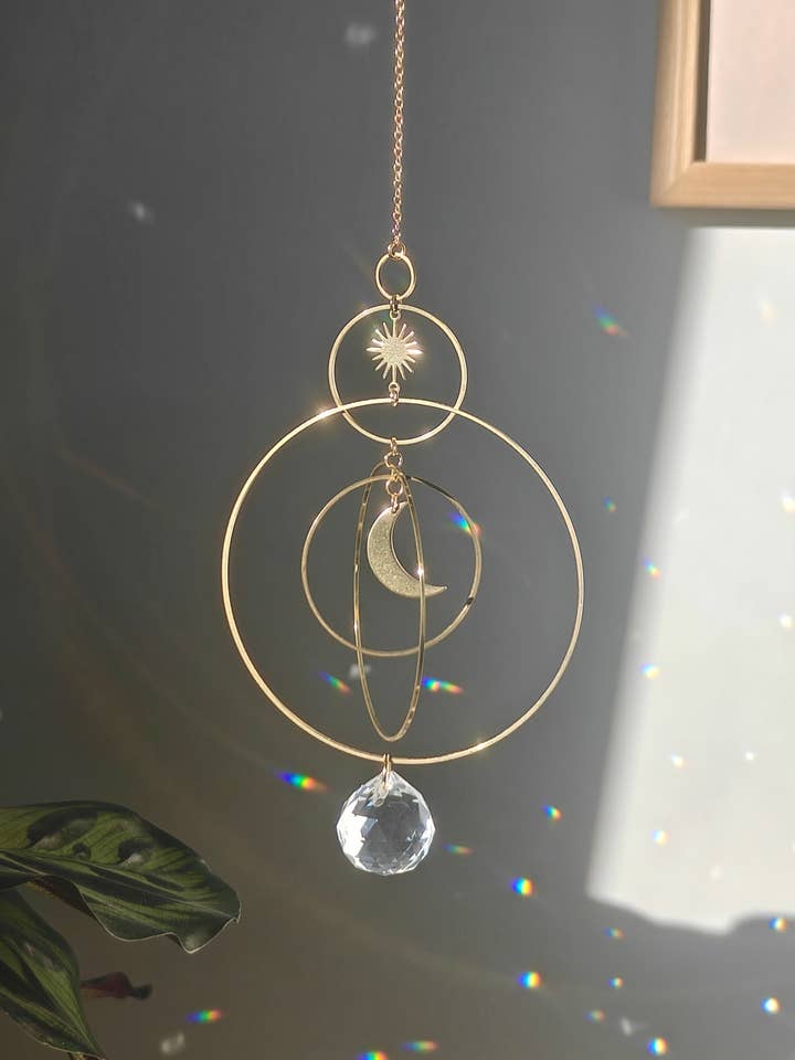 SERENA XL • Atrapasol celestial de latón y cristal para venta al por mayor de Atelier Intuitive