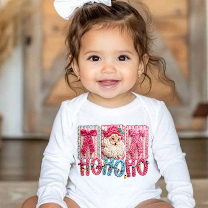 Ho Ho Ho Kerstman "Faux Yarn" Meisjes Kerst Babyrompertje voor wholesale door AvaryMaeInspirations