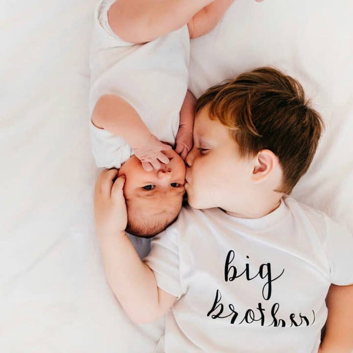 CAMISETA IRMÃO MAIS VELHO por atacado de Rose & Guy