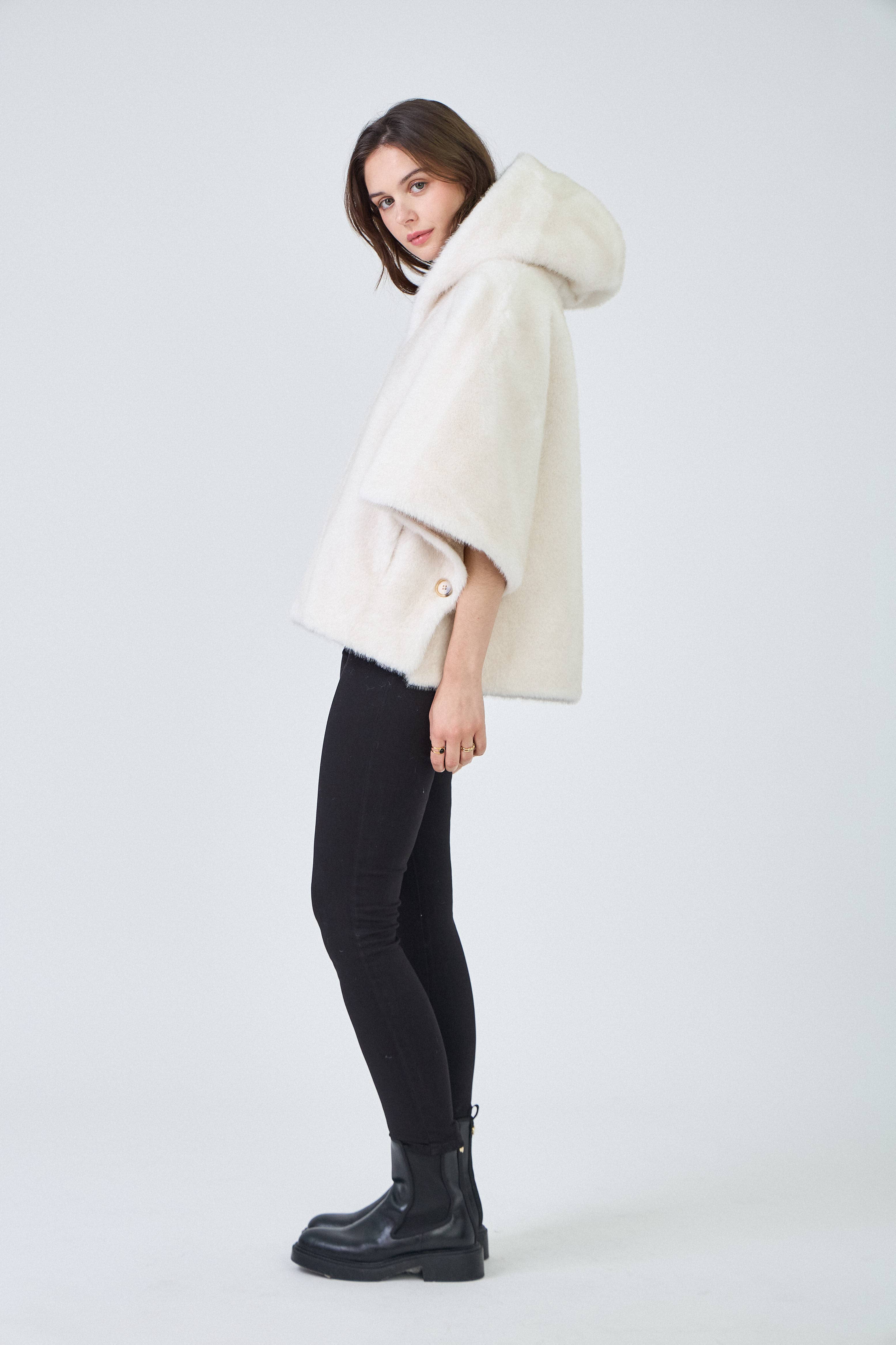 Giovanni Paris - Vendita all'ingrosso Pelliccia/Pelliccia sintetica - Donna - Mantella Alizée con cappuccio in ecopelliccia20