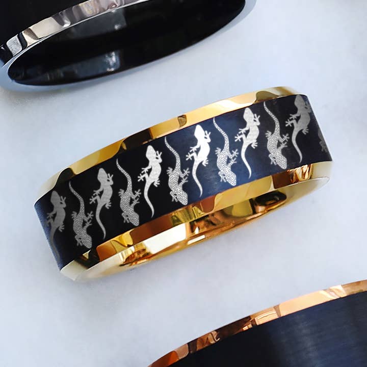 Bague en carbure de tungstène avec lézard et caméléon gravés 8 mm pour la vente par Veil