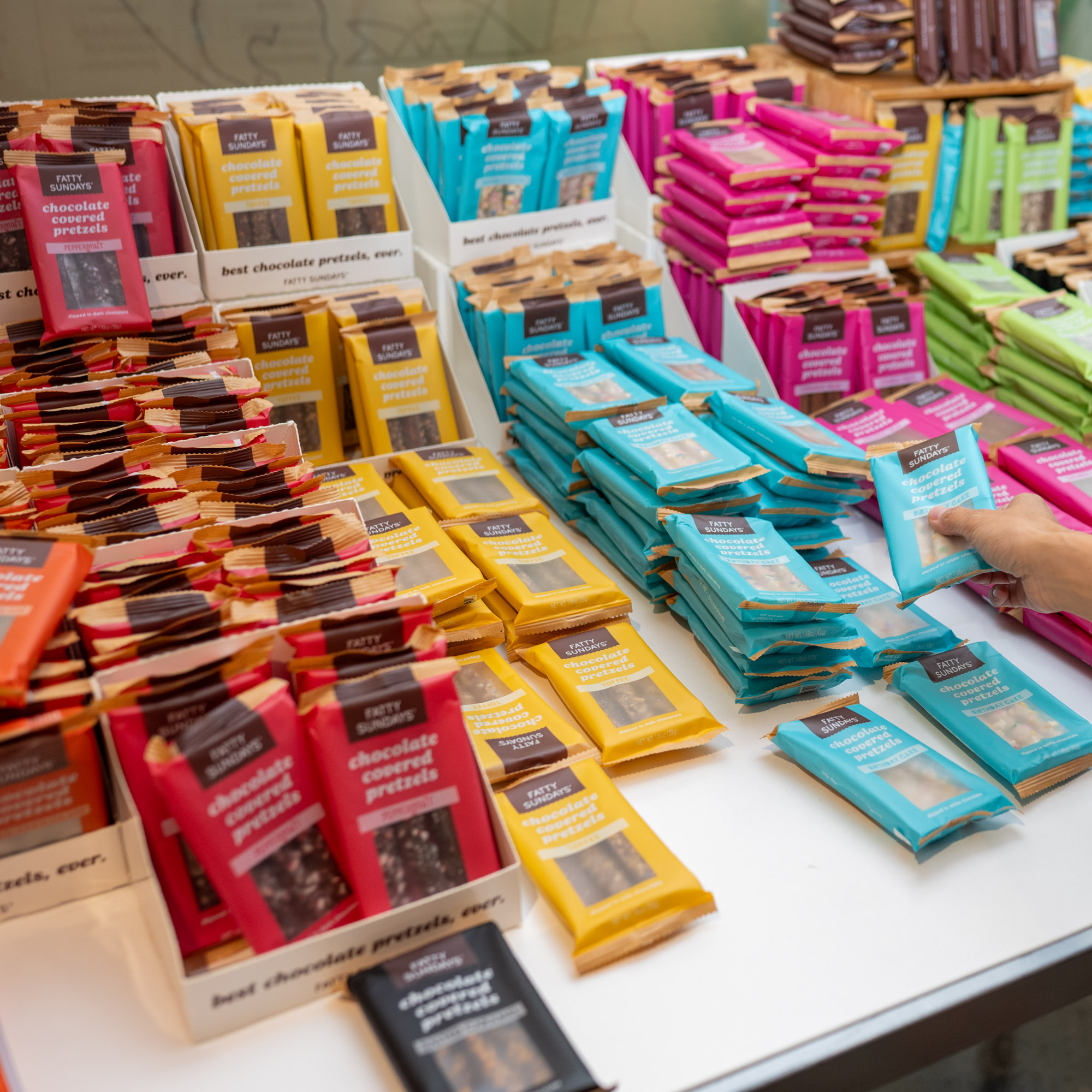 Fatty Sundays - Vente Friandises enrobées de chocolat - Pack de snacks de bretzels enrobés de chocolat saveur gâteau d'anniversaire (lot de 3)1