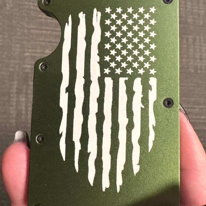 Cartera Delgada Personalizada Grabada | Cartera Grabada | Bandera Americana Desgastada | Regalo para el Padrino de Boda | Personalizado | Cartera de Tarjetas | Pared de Metal para venta al por mayor de Redneckbougie Co