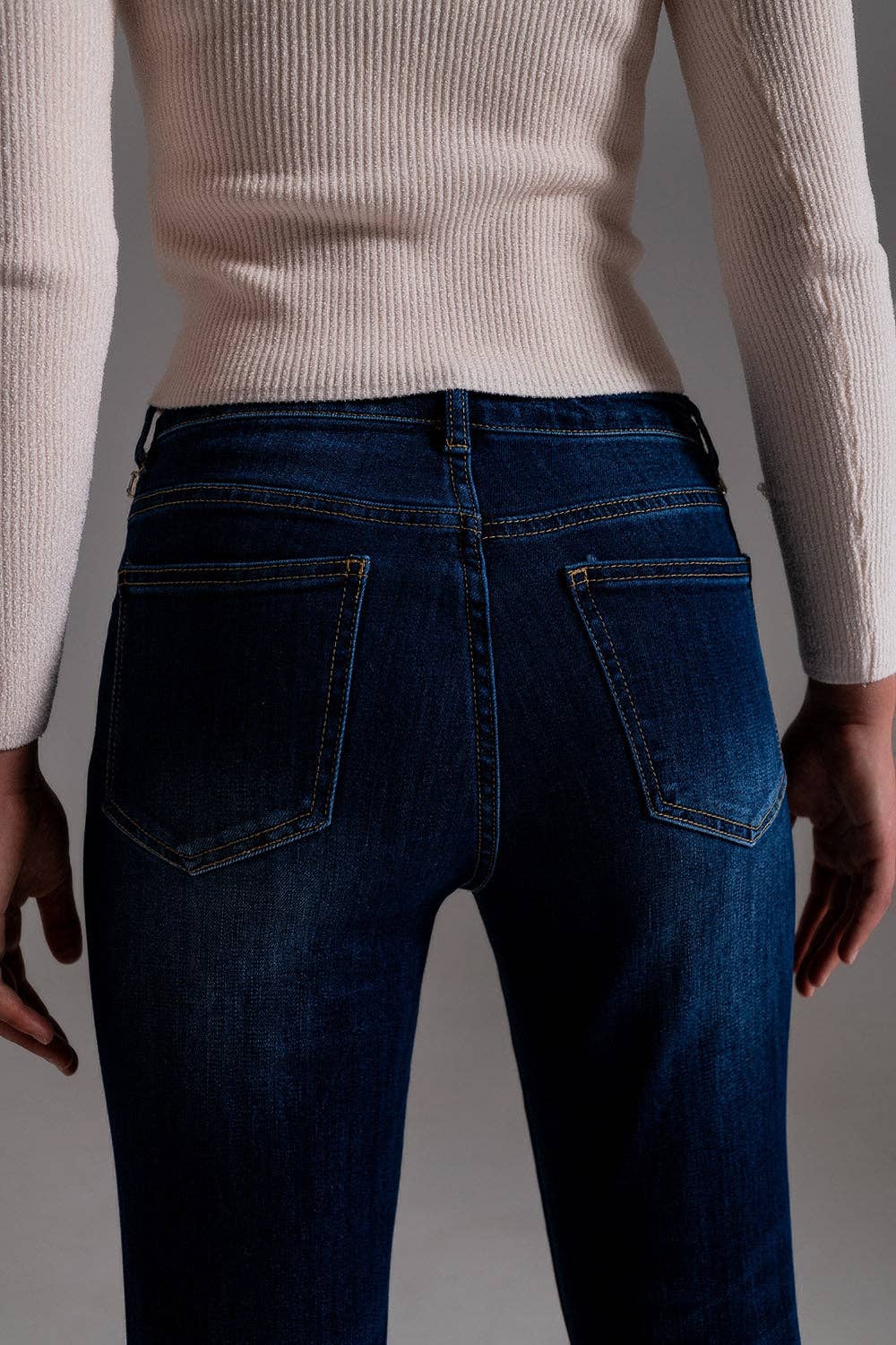 Blu Jeans con frange in strass sulle tasche in lavaggio scuro in vendita all'ingrosso su Faire4