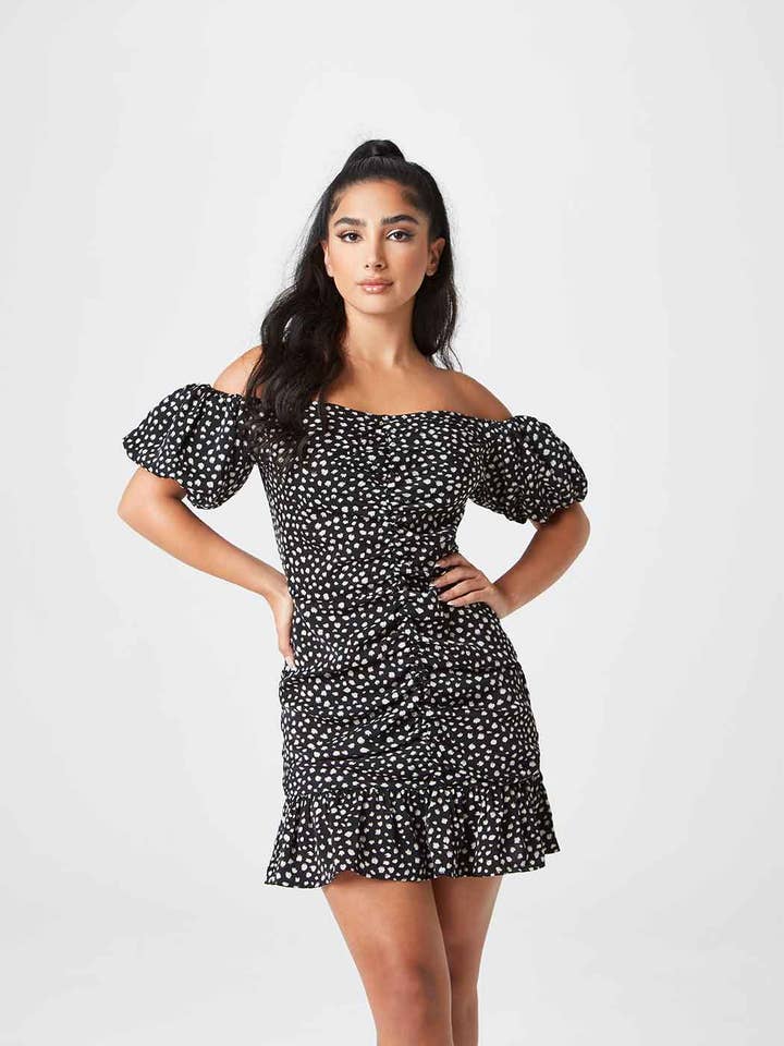 Dannika Spot Ruche Kleid mit Vorderteil für den Großhandel von Urban Bliss