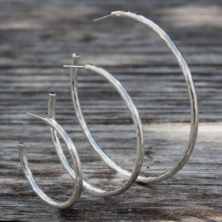 Sterling Silver hamrade Hoop-örhängen för wholesale av Charles Albert Inc