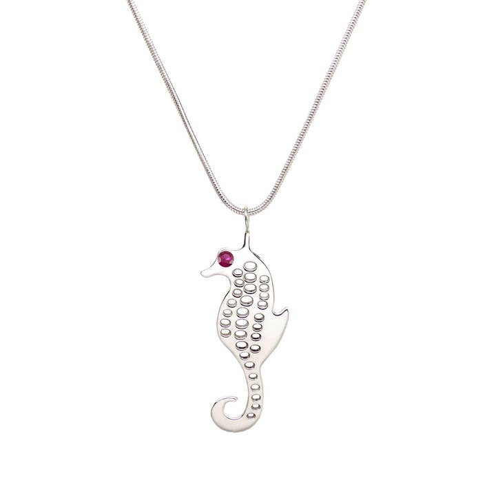 Halskette mit Seepferdchen-Rubin-Anhänger aus Sterlingsilber für den Großhandel von Michele Benjamin, LLC