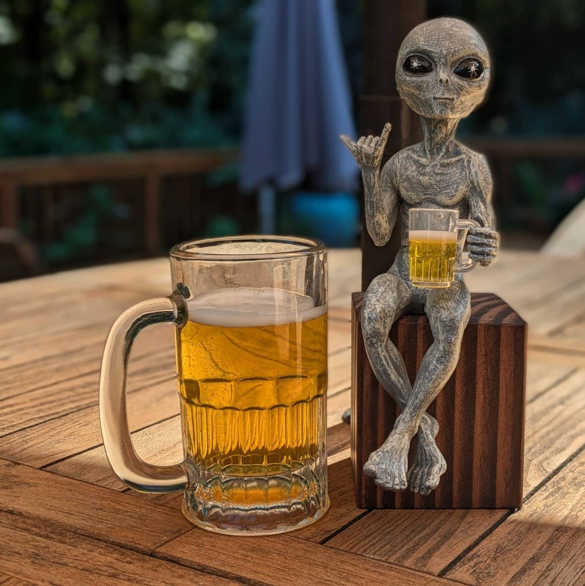 John Bernard & Company - Wholesale Decorative Figurine - Party Alien Shelf Sitter Male Drinking Beer 10" Figurine2
