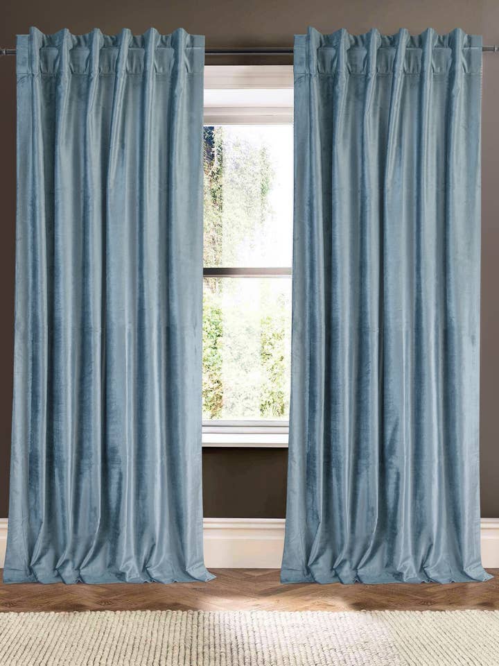 Plain Velvet Arctic 96" Fløjlsgardin for engroshandel hos Creative Threads, Inc.