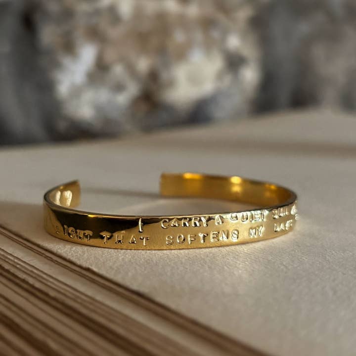 Vergoldetes Armband mit Botschaft – Ursprung - „Ich trage eine stille Sonne in mir“ für den Großhandel von MARLAH