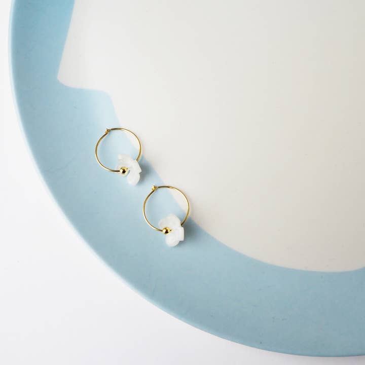 Custom Made - Wholesale Oorringen - Bloom Oorringen, gouden oorringen met witte bloem5