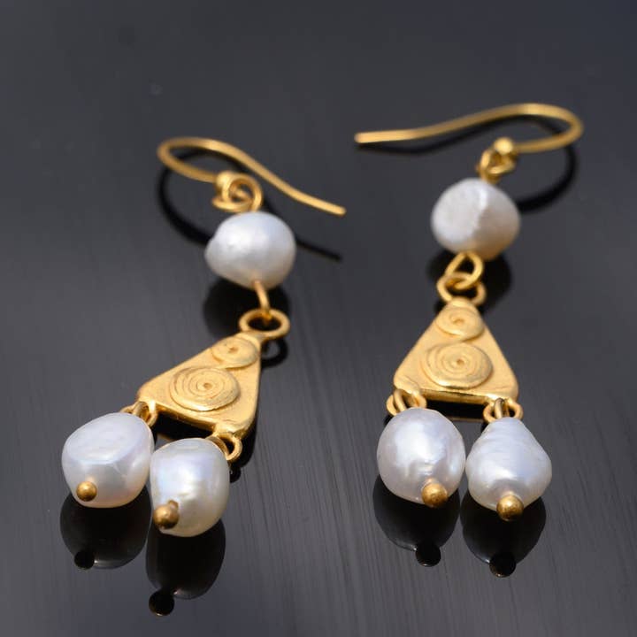 Crotalia Style Perle 24k GP Hængende Øreringe for engroshandel hos Across The Puddle