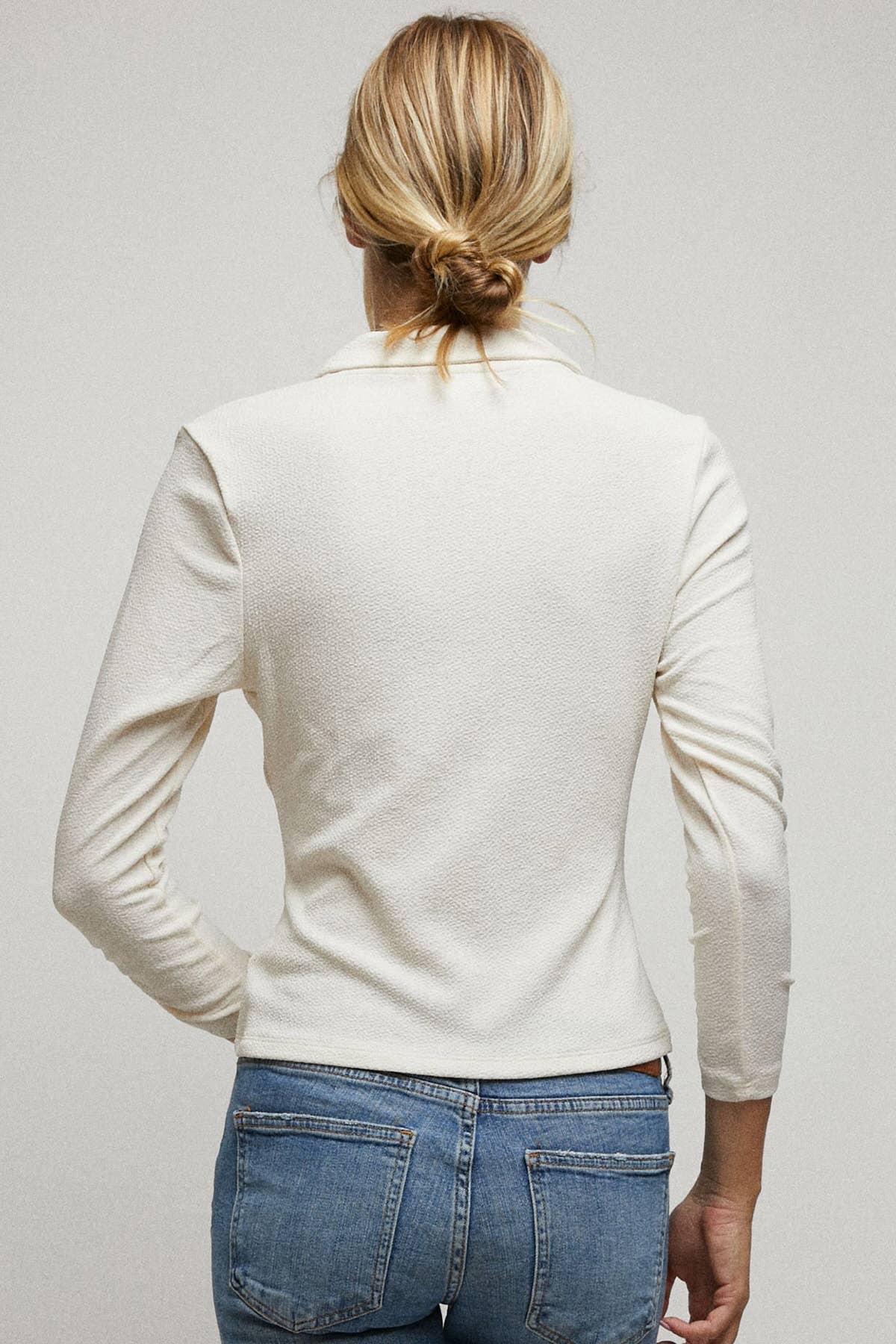 Cerule - Wholesale Blouse - Women's - Cinched 3/4 Sleeves Pleated Front Collar V-Neck Top4