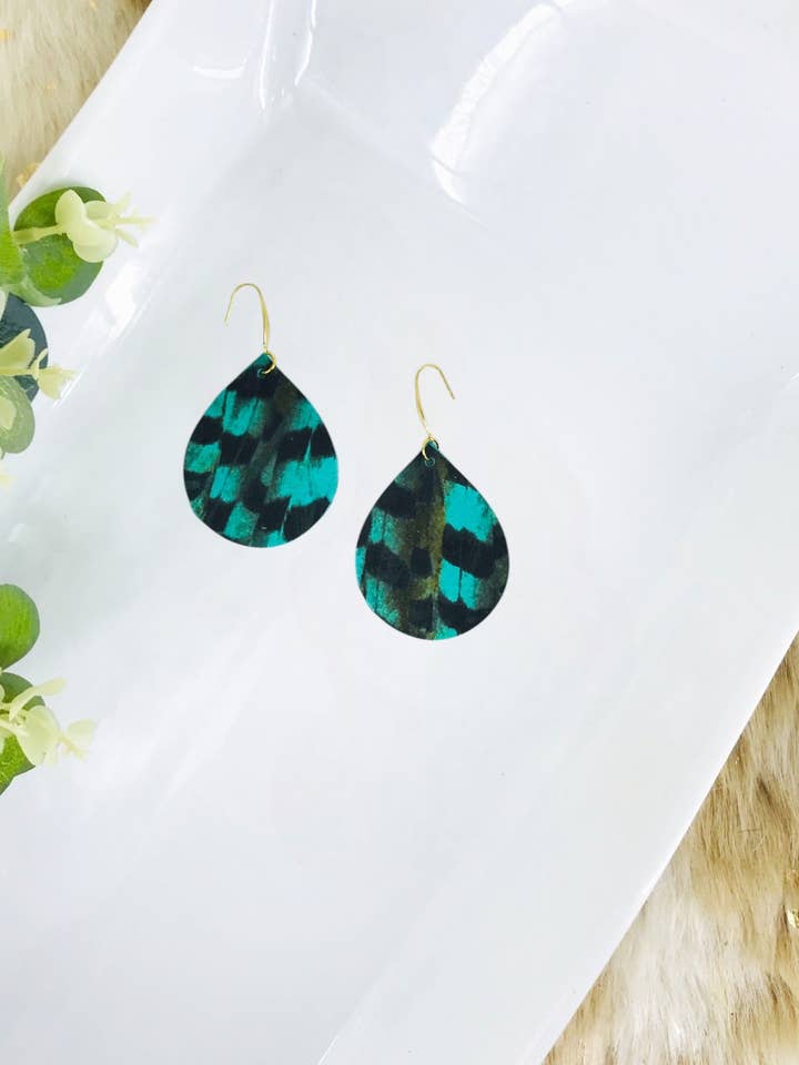 Ohrringe aus aquafarbenem Leder mit Fasanenfedern - E19-1785 für den Großhandel von Magnolia & Peach Jewelry Boutique, LLC