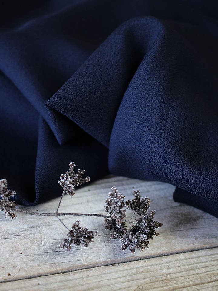 Marinblå viskoscrepe tyg för wholesale av Eglantine et Zoé