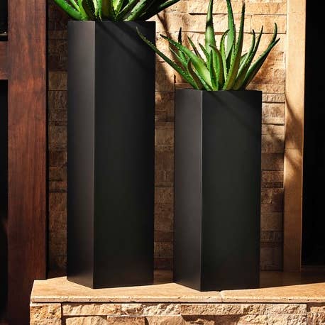 Vase noir moderne pour la vente par Heart and Soul Lifestyle