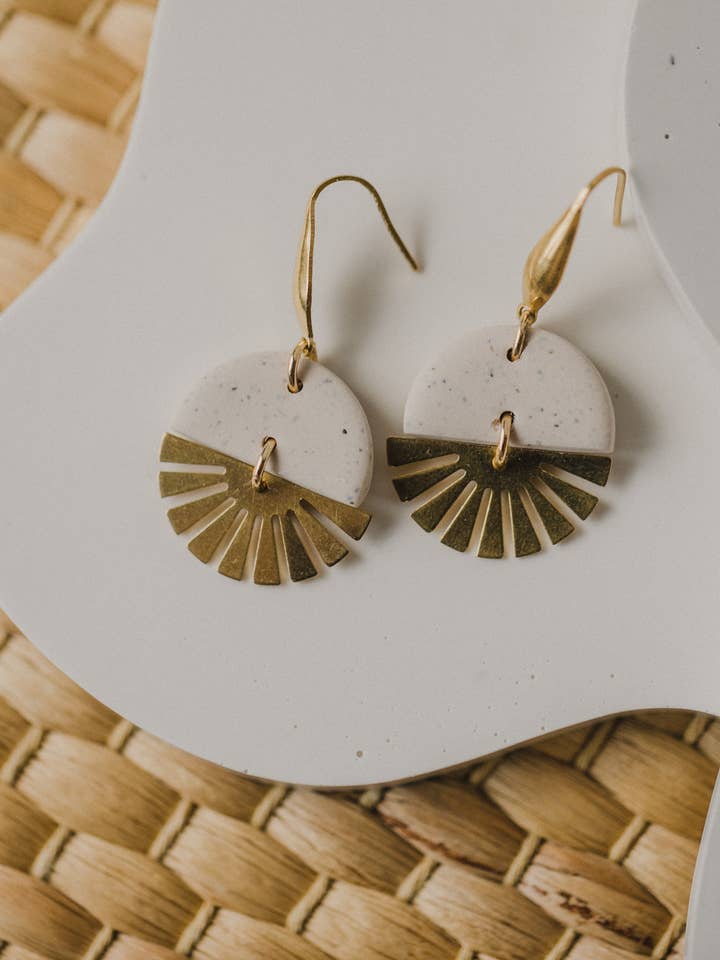 Beige Ohrringe aus Polymer Ton mit Halbkreis und Sonne für den Großhandel von walnutandcherry