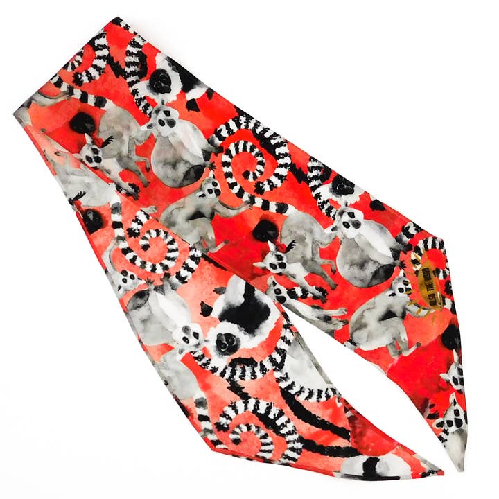 Skinny Minnie aus Seide mit Aufdruck „Die Verschwörung der Lemuren“ für den Großhandel von Bison Bindery