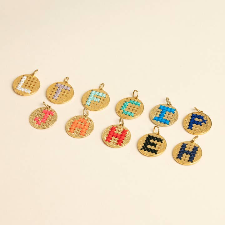 Mijn aanpasbare medaille met initiaal van goud en gekleurde katoen voor wholesale door CAMILLE ENRICO