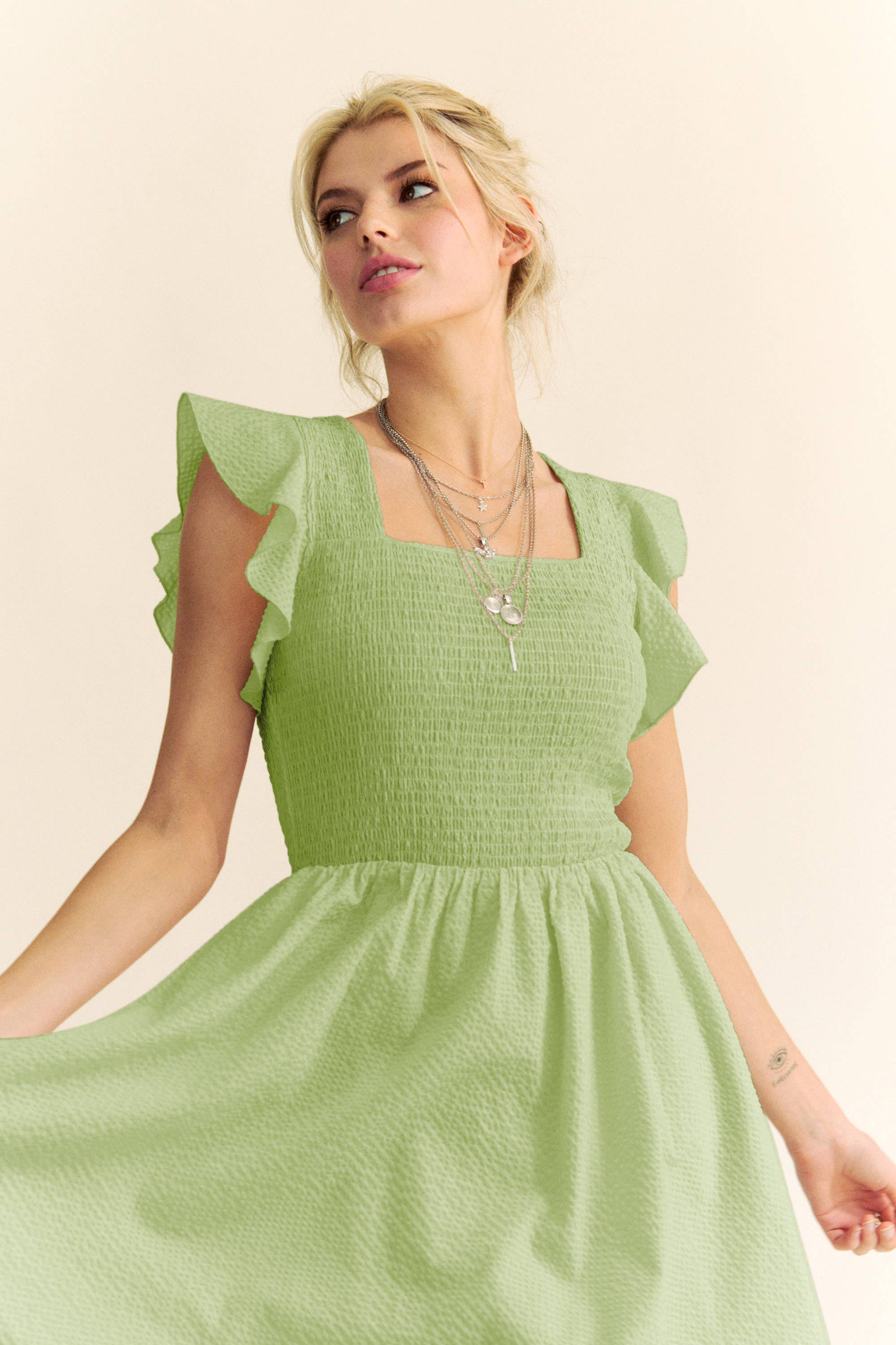 Davi & Dani – wholesale Klänning - Dam – TEXTURERAD VOLANGÄRMAD SMOCKAD MIDIKLÄNNING14