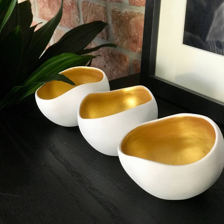 Anoq - Wholesale Candle Holder - Set of 3 white and gold ceramic candle holders. Irregular shape1