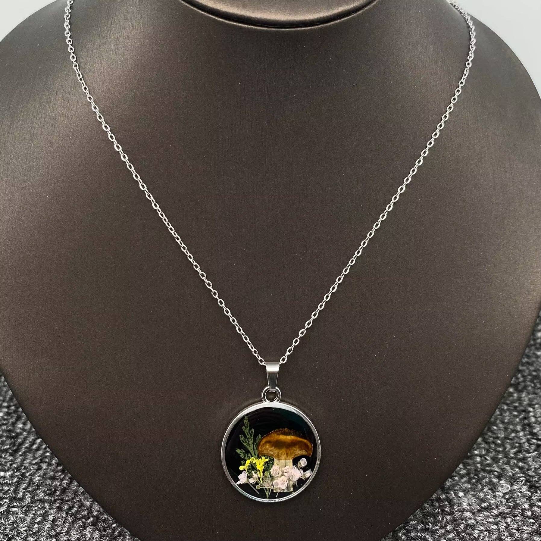 Mio Queena - Vente Colliers à pendentif - Collier Charm Rond avec Fleurs Séchées & Champignons - PDF1