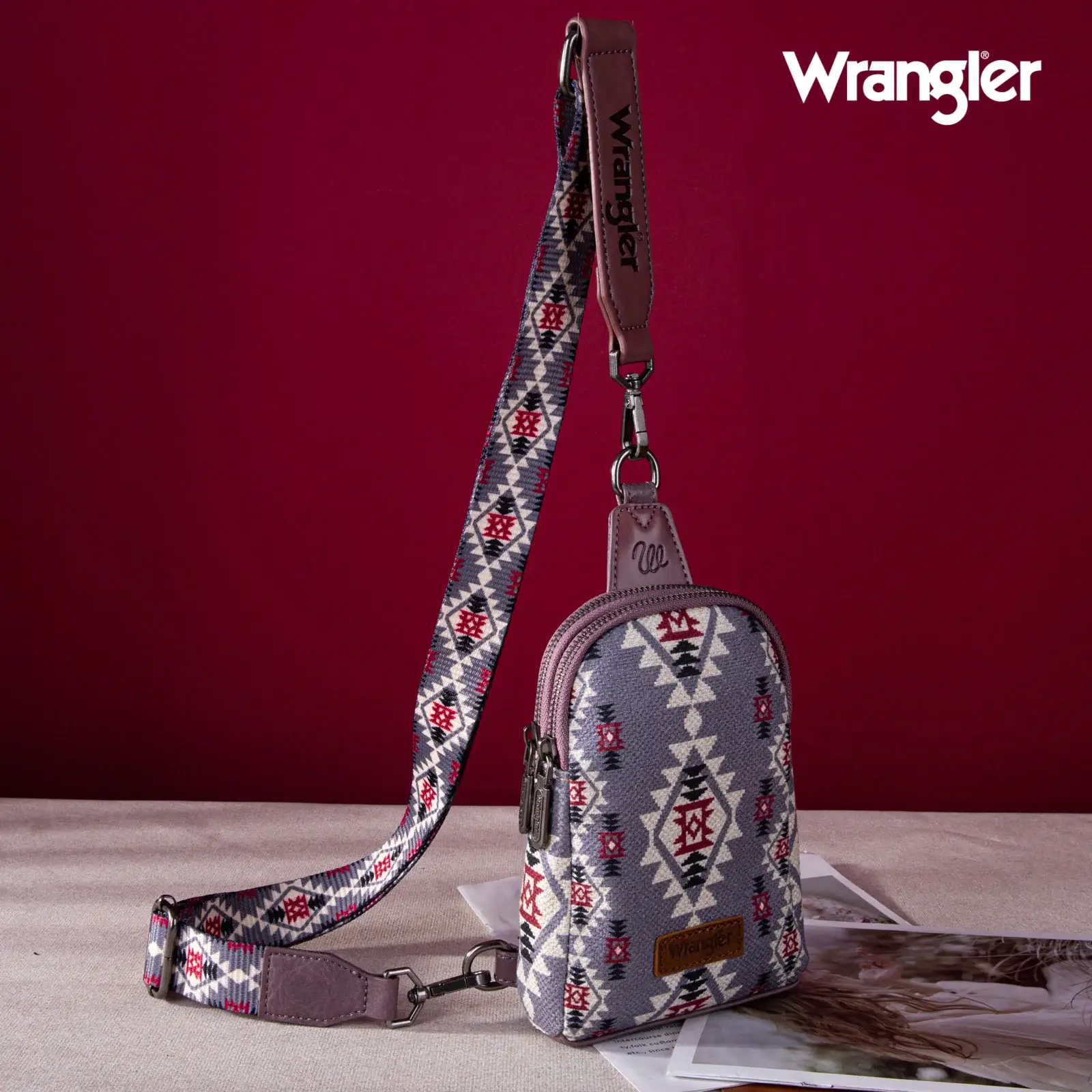 South End Clothing and Apparel L.L.C - Venta al por mayor Bandolera - Mujer -  Bolso bandolera Wrangler con estampado azteca0