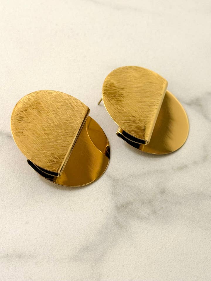 Brincos de Tacha Dourados Escovados Lua por atacado de Cassette Barcelona