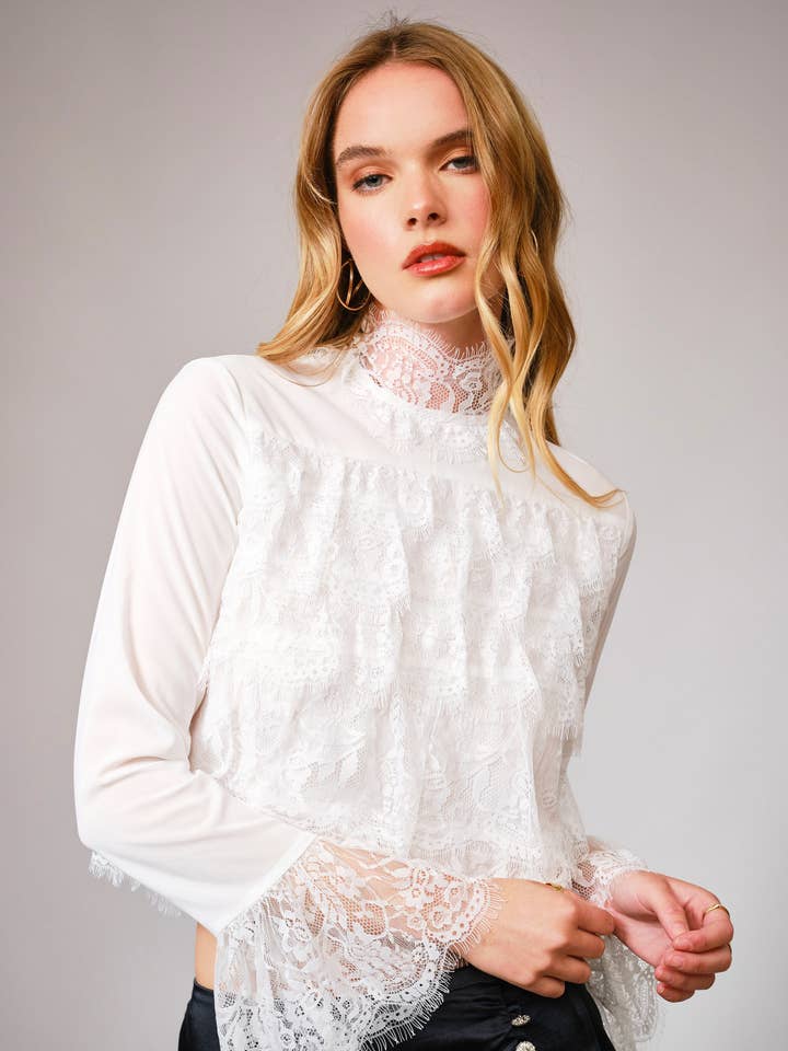 23631T - Top a collo alto con maniche a campana in pizzo a strati per la vendita all'ingrosso da parte di Blue B