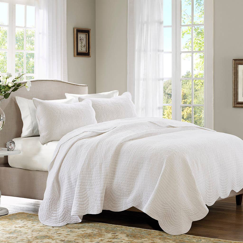 Olliix - Wholesale Bedding Set - Farmhouse Scalloped Edge 3-Piece Coverlet Quilt Set1