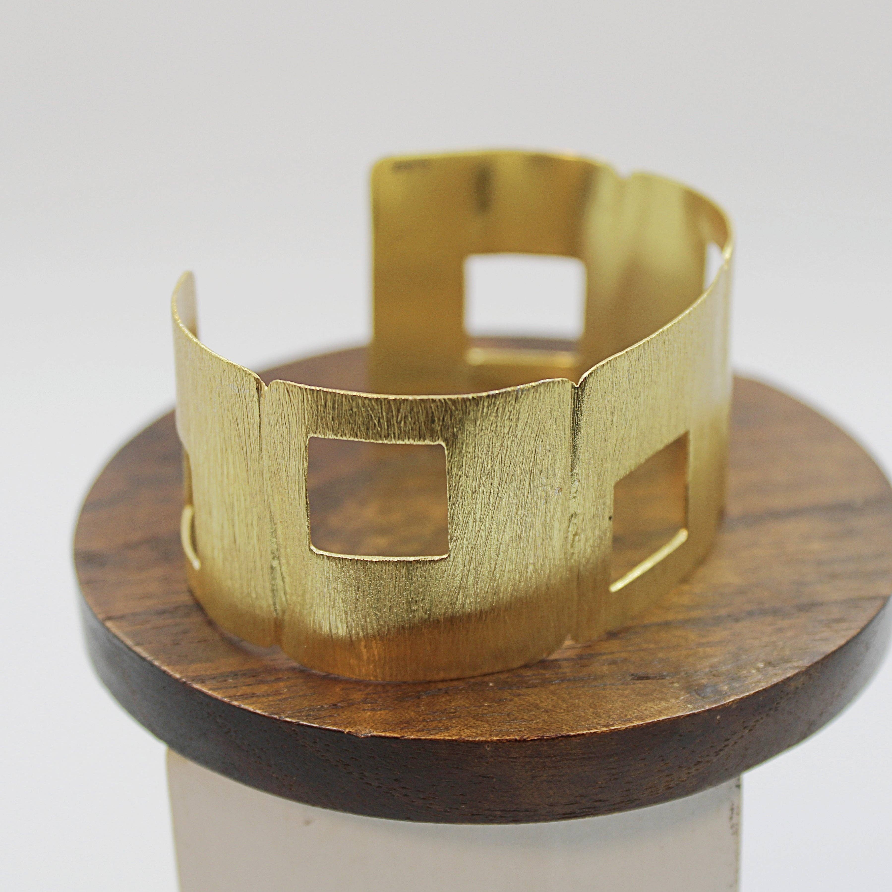 LA MAR - Wholesale Cuff Bracelet - SIXTY gold-plated bracelet - Design with character3