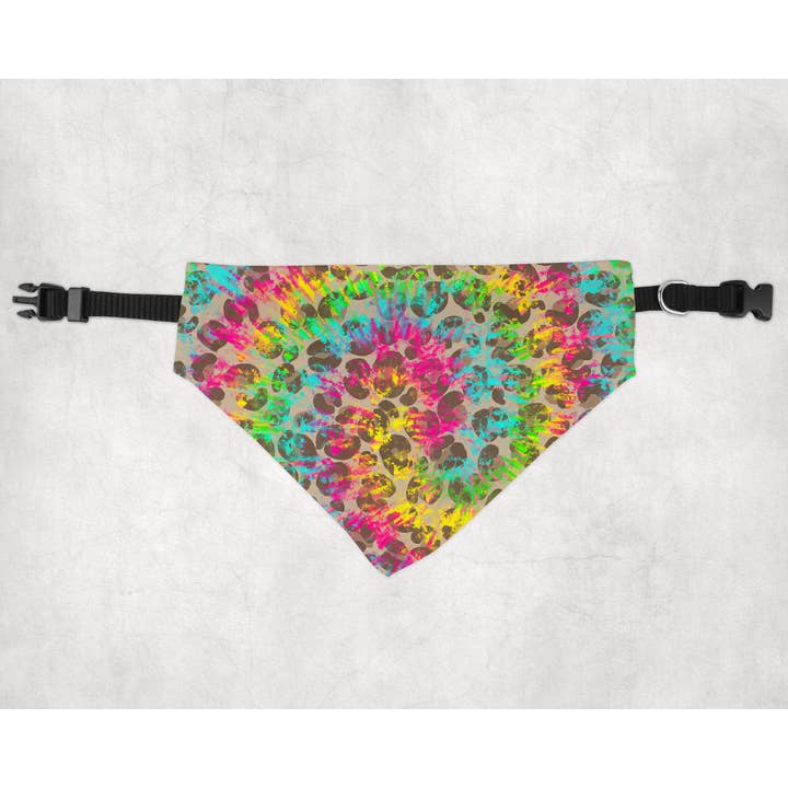 Regnbåge Tie-Dye Swirl & Leopard Print Pet Bandana för wholesale av The Goblin Saloon