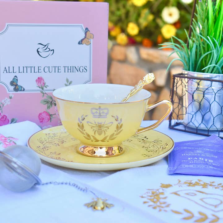 Tasse et soucoupe Regency Queen Bee jaune citron avec détails dorés pour la vente par All Little Cute Things